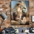 Quadro decorativo de um leão majestoso, exibindo detalhes realistas em um ambiente moderno com paredes de tijolos expostos.