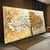 Quadro decorativo representando a Árvore da Vida em tons dourados e beges, com folhas em destaque sobre um fundo texturizado.