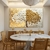 Quadro decorativo com a temática da árvore da vida, apresentando folhas douradas e brancas em um fundo de tons bege e dourado para sala.