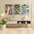 Trio de quadros decorativos mostrando a copa de uma árvore com galhos e folhas verdes, em um ambiente com decoração moderna.