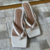 Tamanco Kitten Heel Off White com Salto Dourado na internet