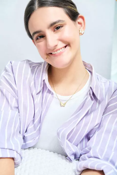 Colar com pingente de borboleta dourada