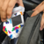 Persona guardando una mini consola Pico Player Retro Tetris en una mochila