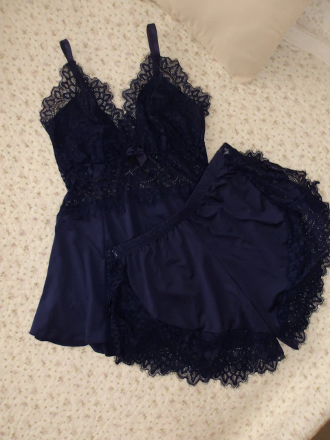 Shortdoll Feminino Azul Marinho em Liganet com Renda Chantilly e Shorts com Fenda Lateral