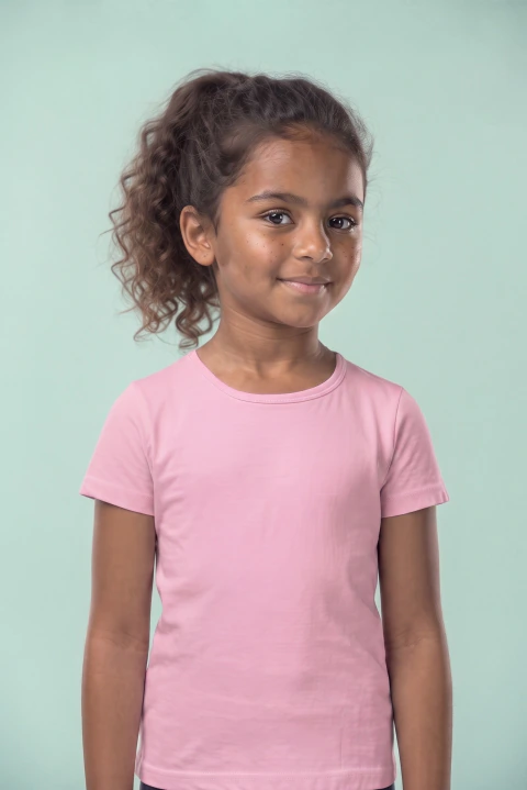 T-shirt Infantil Clássica em Meia-Malha de Algodão com Gola em Ribana