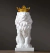 Escultura de um leão branco com uma coroa dourada, ideal para decoração.