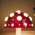 Ilumine seu espaço com o Abajur de Mesa Cogumelo. Design moderno, três opções de luz e base em madeira ou branca. Compre agora e transforme seu ambiente!
