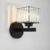 Luminária de parede cristal luxuoso com design moderno e elegante, apresentando uma cúpula de cristal e base preta.