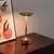 Luminária de mesa luxuosa sem fio Imperium em cima de uma mesa, destacando seu design moderno e elegante.