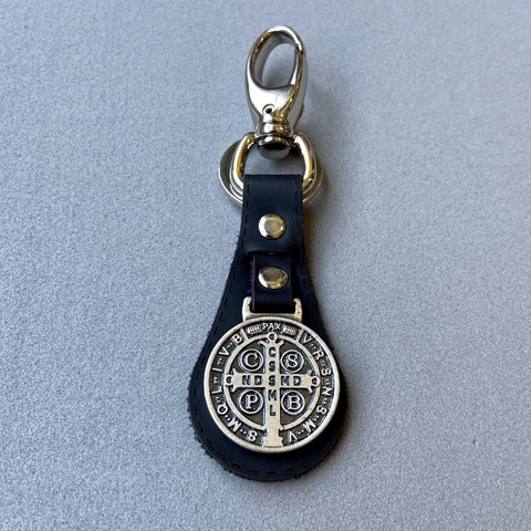 Chaveiro Medalha de São Bento em Couro com Mosquetão