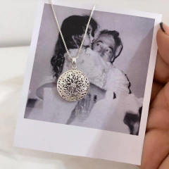 Relicário redondinho M, banhada a prata na internet