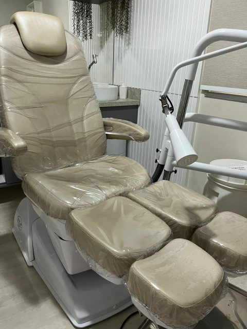 Imagem	Texto Alternativo (Alt Text) Otimizado
Capa Instalada	Capa Protect incolor e transparente sob medida instalada em cadeira de podologia.
Detalhe do Material	Close-up do plástico 0.20mm da Capa Protect, mostrando a resistência química a álcool 70% pa