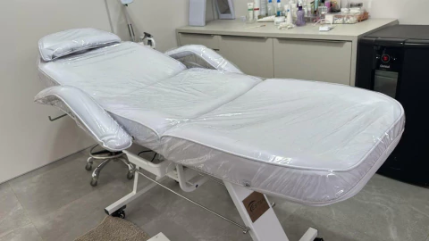 Imagem	Texto Alternativo (Alt Text) Otimizado
Capa na Maca	Capa Protect incolor e transparente instalada sob medida em maca de estética/massagem.
Capa em Cadeira	Capa Protect incolor em cadeira de estética ou manicure, mostrando o ajuste e a proteção cont