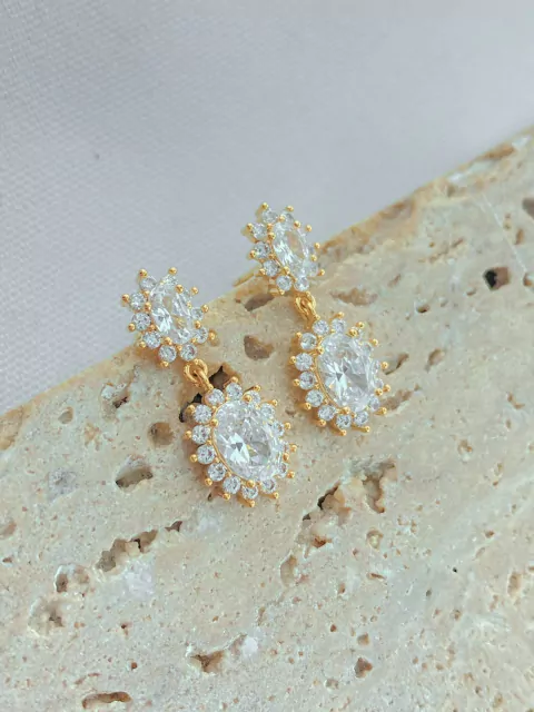 BRINCO PONTO DE LUZ COM LATERAL CRAVEJADA FOLHADO A OURO