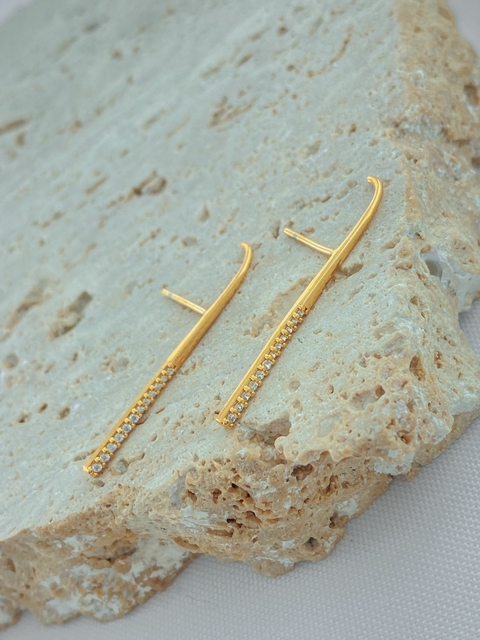 BRINCO EAR HOOK PALITO SEMI CRAVEJADO FOLHADO A OURO
