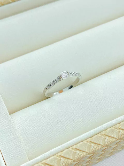 ANEL SOLITÁRIO CRAVEJADO RÓDIO BRANCO