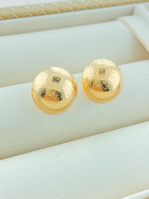 BRINCO TACHA COM TEXTURA FOLHADO A OURO
