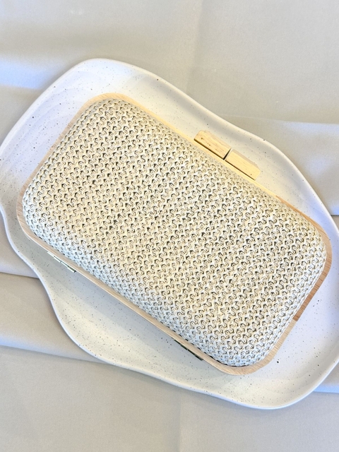 CLUTCH PALHA COM ACABAMENTO MADEIRA BEGE CLARO