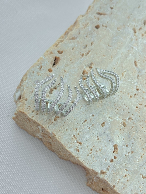 BRINCO EAR HOOK LINHAS CRAVEJADAS RODIO BRANCO