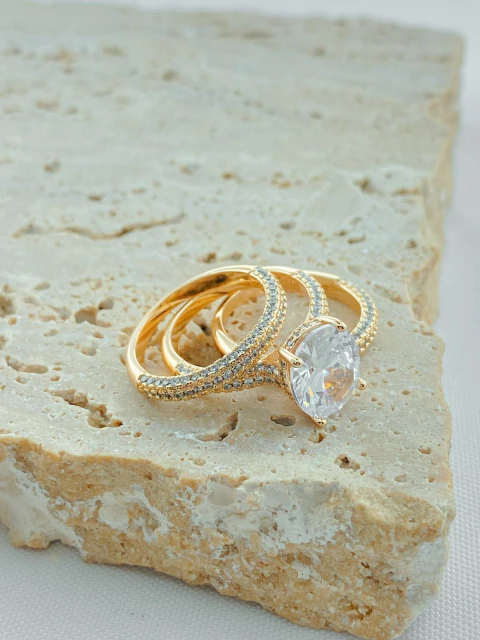 ANEL APARADOR +SOLITÁRIO CRAVEJADO FOLHADO A OURO