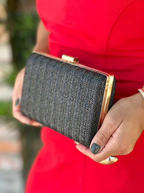 BOLSA DE FESTA TIPO CLUTCH PALHA PRETA COM DETALHES DOURADOS