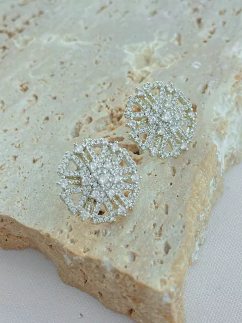 BRINCO REDONDO CRAVEJADO COM MICROZIRCONIAS RÓDIO BRANCO