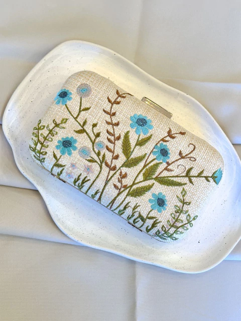 CLUTCH PALHA RETANGULAR BEGE FLORES AZUIS