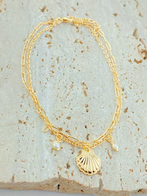 TORNOZELEIRA CORRENTES DUPLAS CONCHA COM PÉROLAS FOLHADO A OURO