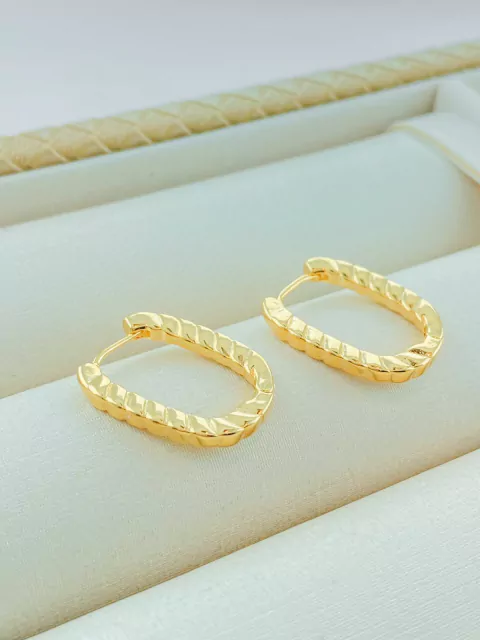 BRINCO ARGOLA DE CLICK 23mm TRABALHADA FOLHADO A OURO