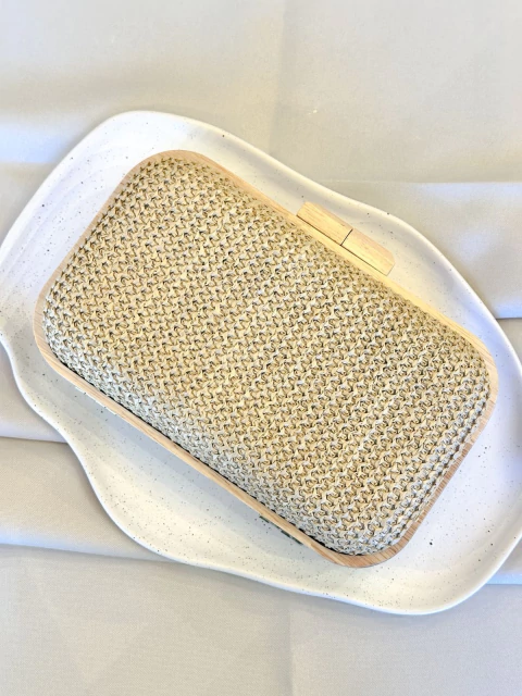 CLUTCH PALHA COM ACABAMENTO MADEIRA BEGE