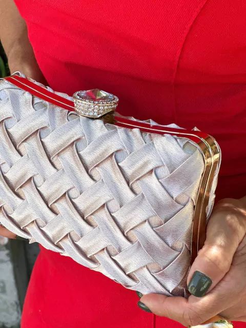 BOLSA DE FESTA TIPO CLUTCH CETIM COR BEGE/DOURADO COM DETALHES TRANÇADOS FECHO DE CRISTAL