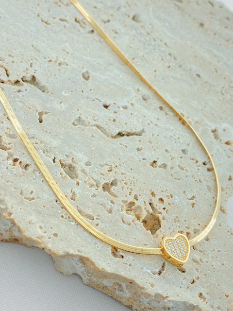 COLAR CHOKER FITA COM PINGENTE CORAÇÃO CRAVEJADO FOLHADO A OURO