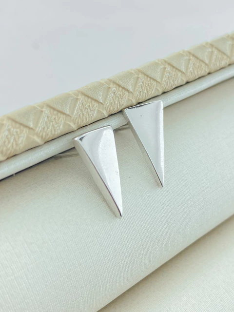 BRINCO TRIÂNGULO ALONGADO RODIO BRANCO