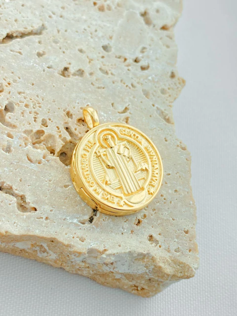 PINGENTE RELICÁRIO SÃO BENTO FOLHADO A OURO