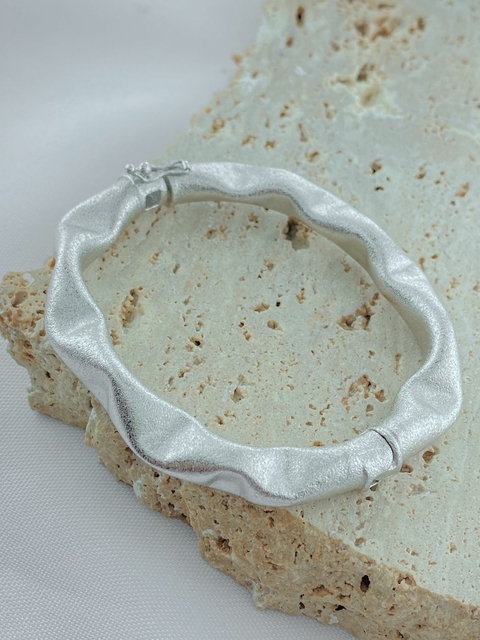 BRACELETE AMASSADO COM BRILHO -RÓDIO BRANCO