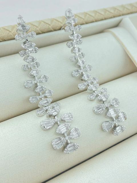 BRINCO ALONGADO NAVETES INTERCALADOS RODIO BRANCO