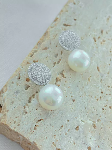 BRINCO PEROLA COM BASE REDONDA CRAVEJADA RODIO BRANCO