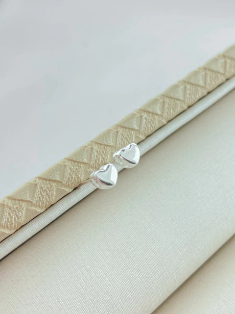 BRINCO CORAÇÃO LISO PEQUENO CRAVEJADO PRATA 925