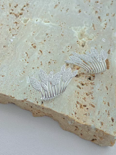 BRINCO EARCUFF PETALAS CRAVEJADAS RÓDIO BRANCO