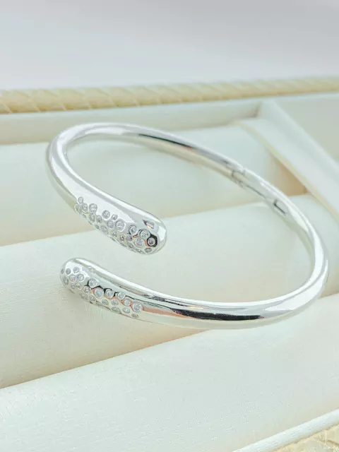 PULSEIRA BRACELETE PONTAS ABERTAS COM DETALHES CRAVEJADOS RÓDIO BRANCO