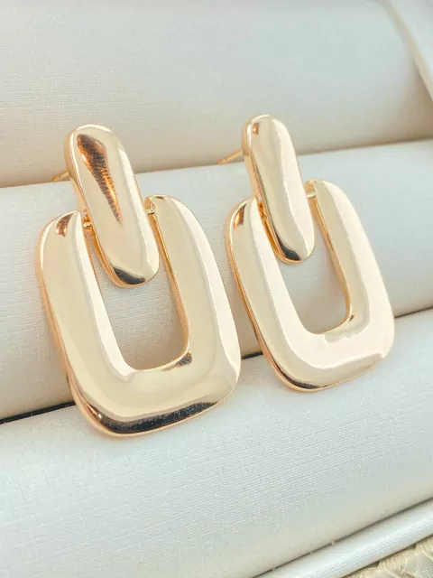 BRINCO PENDENTE QUADRADO FOLHADO A OURO