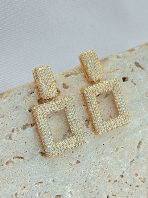 BRINCO CRAVEJADO COM MICROZIRCONIAS COM PENDENTE QUADRADO FOLHEADO A OURO