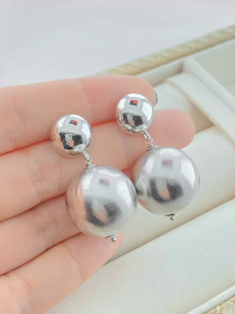 BRINCO ESFERAS ACABAMENTO LISO E ACETINADO FOLHADO A OURO