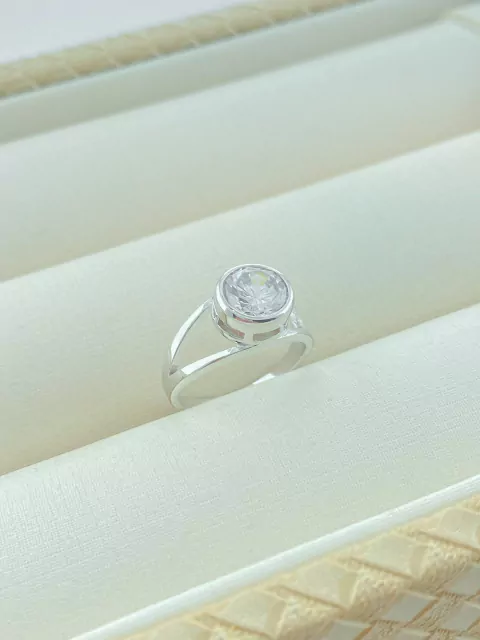 ANEL PONTO DE LUZ COM LATERAL VAZADA RODIO BRANCO