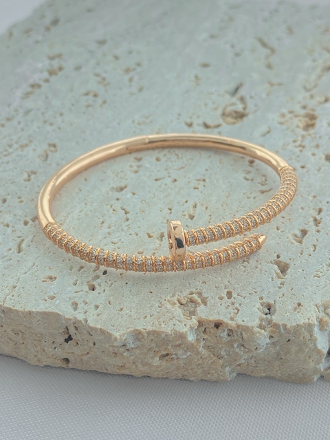 BRACELETE RÍGIDO PREGO CRAVEJADO FOLHADO A OURO