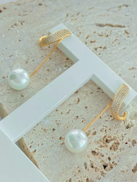 BRINCO COM PENDULO PEROLA FOLHADO A OURO