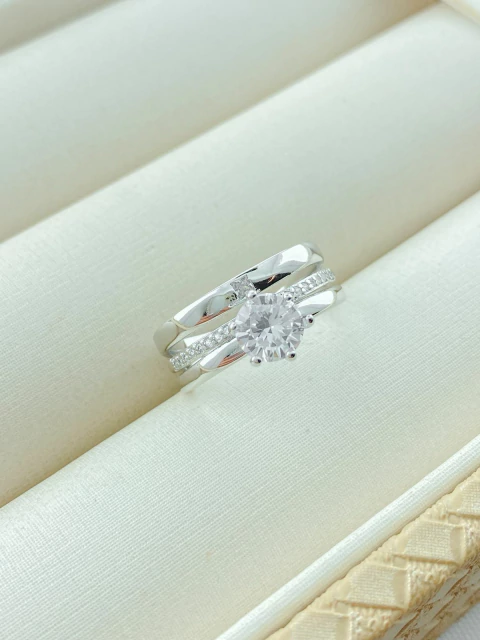 ANEL SOLITÁRIO COM APARADOR RODIO BRANCO