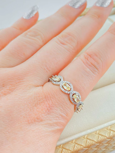 ANEL APARADOR CRAVEJADO AMARELO MANTEIGA