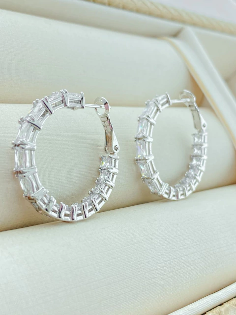 BRINCO DE ARGOLA RÓDIO BRANCO COM ZIRCÔNIAS