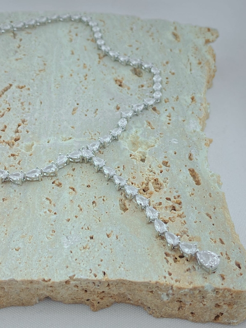 COLAR CRISTAIS GOTA TIPO GRAVATINHA RODIO BRANCO
